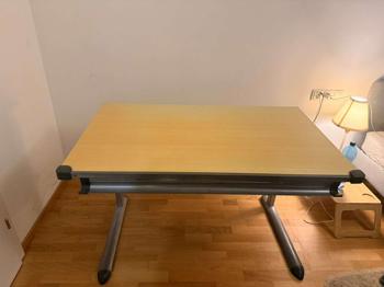 Ausziehbarer Tisch mit Ablage