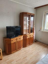 2x Bettkästen (90x200), 1x Kirschholzvitrine, 1x 3-facher Drehtürschrank (mit Spiegel an einer Tür), 1x Waschmaschine, 2x Stehlampen