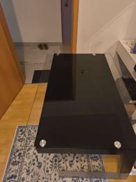 Tisch mit Glasplatte