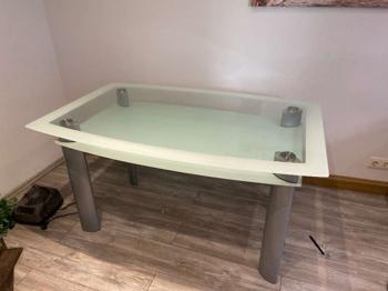 Glastisch, Bereits zerlegt für den Transport