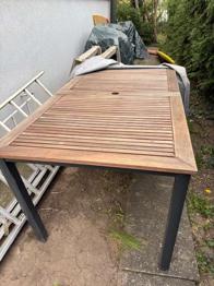 Gartentisch aus Holz