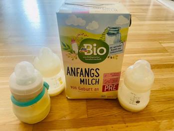 3x Babyfläschchen und Anfangs-Milch zu verschenken