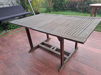 Gartentisch Echtholz starke Gebrauchsspuren