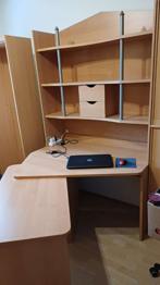 Schreibtisch und Kasten