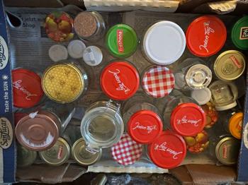 Kiste mit diversen Marmeladengläser/ Gurkengläser