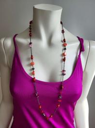 Lange bunte Kunststoff-Perlenkette