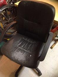 GESCHENKT!: Gepolsterter BÜRO DREH-SESSEL, gefedert, verstellbar, u. v. a. GRATIS! schwarz, in gutem Zustand und günstig!