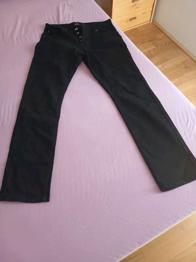 Neuw ungetragene Schwarze Jean 32/34 zu verschenken