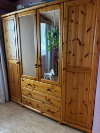 (reserviert) Kleiderschrank