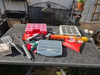 TOASTER (funktioniert, nicht auf Foto), Organizer, Grillfolie, Grillbesteck, Vogelfutter, Spielkarten