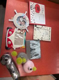 Bilderrahmen und Vasen