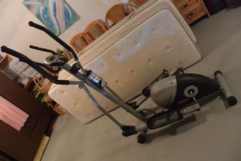 (reserviert) Wir räumen. Home-Trainer, nur das Digitale oben funktioniert nicht.