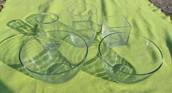 diverse Glasvasen und Salatschüsseln