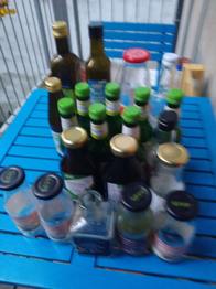 60 Glasflaschen (für Saft, etc) und 40 Marmeladegläser