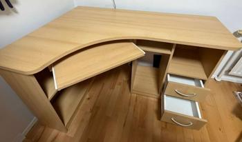 Eckschreibtisch mit viel Stauraum