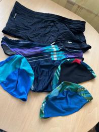 2 Badehosen, Gr. L, 3 Badehauben, Konvolut