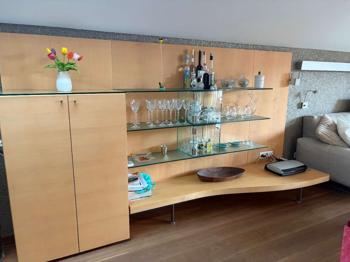 Wohnzimmerwand in Ahorn, Echtholz mit Glasboards