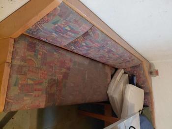 Essbank mit Sesseln und Tisch