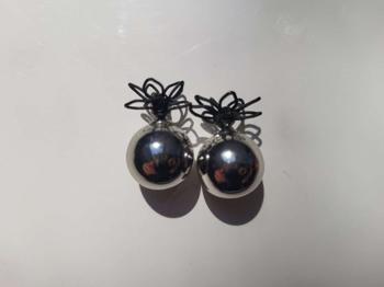 Auffällige Ohrringe in Silber-/ Schwarzoptik - zu verschenken