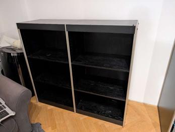 Schwarzes Regal