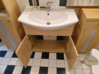 Waschbecken mit Armatur