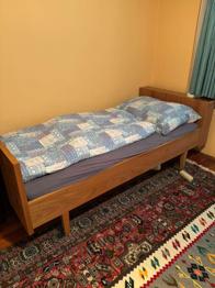 Tischler-Doppelbett aus Echtholz-Furnier - auch als zwei Einzelbetten verwendbar