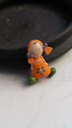 Magnet: blondes Mädchen, 3,3 cm lang, geklebt nach Bruch