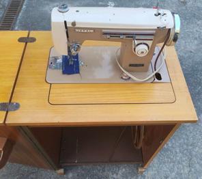 Nähmaschine mit Pedalantrieb in Schränkchen