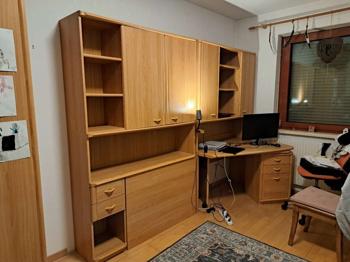 Kleiderschrank, Schreibtisch und Schränke