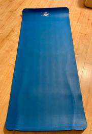 Gebrauchte aber voll funktionsfähige blaue Fitnessmatte