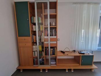 Wohnwand mit Glas- Schiebetür