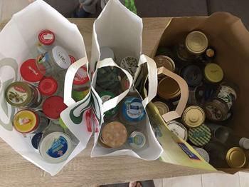 Einmachgläser und Flaschen