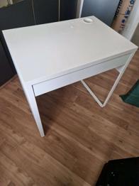 Schreibtisch mit Gebrauchsspuren