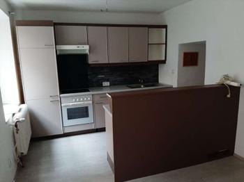 komplette Küche mit Elektrogeräten