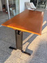 Schreibtisch mit Metallfüssen