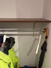 Garderobenstange mit Brett