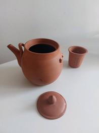 Teekanne ohne Henkel aus Ton