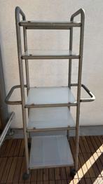 Regal mit Glaseinlageböden und Rollen