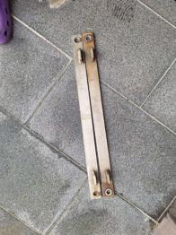 Metallstreben mit Ösen und angeschweißten Laschen