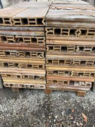 Ziegelsteine in größeren Mengen