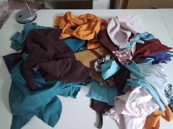 Verschiedne größere und kleinere Stoffreste