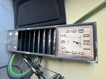 Zeitungsständer mit Uhr zu verschenken