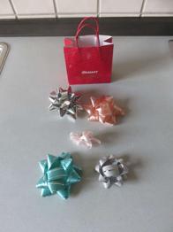 Dekoschleifen und Geschenktüte zu verschenken