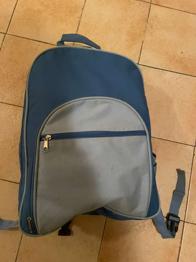 Rucksack mit Plastikgeschirr