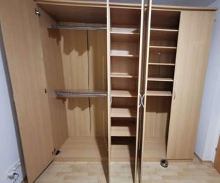 Büromöbel und Schreibtisch