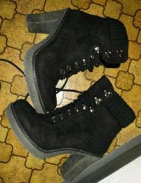 Stiefeletten mit Schnürrung *high*