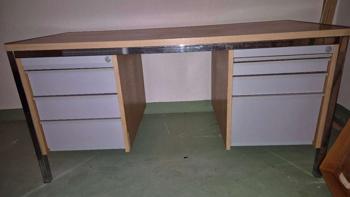 Schreibtisch sehr gut erhalten