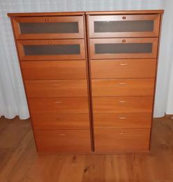 2 Stk. Vollholz Ladenschrank gegen Selbstabholung zu verschenken