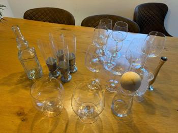 Verschiedene Gläser und Vasen