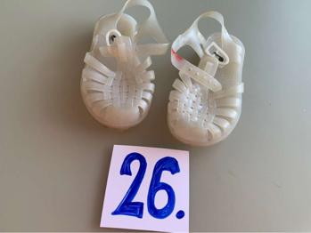 26 - weiße Badeschuhe
